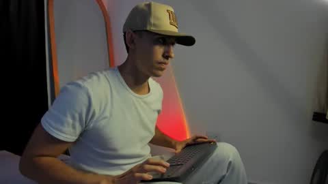 Snapshot of elio_dicaprio chatting on 17, 11, 2025 elio_dicaprio online show from 17, 11, 2025