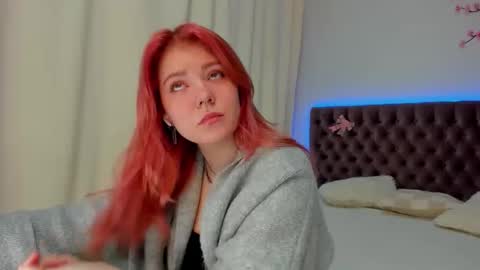 Snapshot of ella_mayers chatting on 4, 10, 2025 Ella Mayers online show from 4, 10, 2025