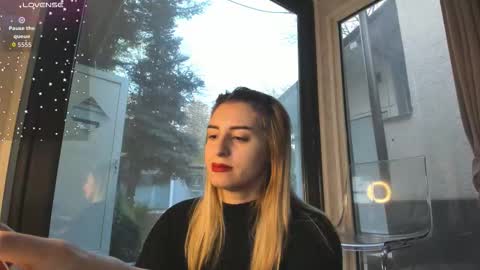 ella_vee online show from 25, 11, 2025
