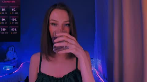 ellaamber online show from 8, 4, 2026