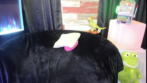 ELLE online show from 10, 2, 2025