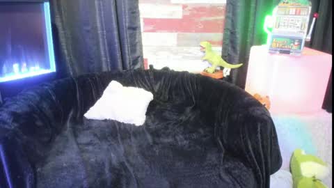 ELLE online show from 12, 2, 2025