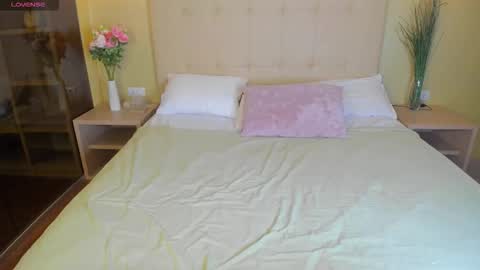 elle_ellise online show from 2, 12, 2025