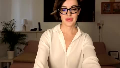 Snapshot of elle_melle chatting on 10, 9, 2025 elle_melle online show from 10, 9, 2025