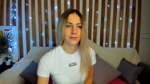 Snapshot of ellen_ross chatting on 2, 3, 2025 Ellen online show from 2, 3, 2025