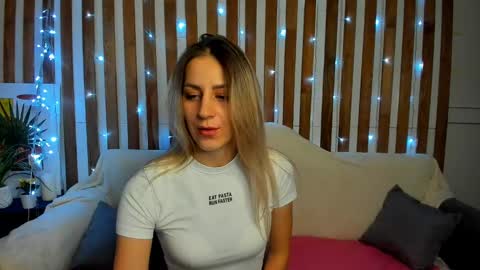 Snapshot of ellen_ross chatting on 2, 3, 2025 Ellen online show from 2, 3, 2025
