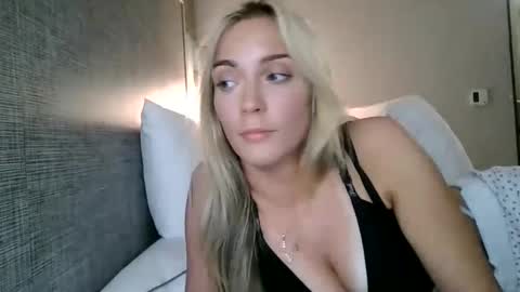 Snapshot of elliebellyy chatting on 29, 9, 2025 Ellie online show from 29, 9, 2025