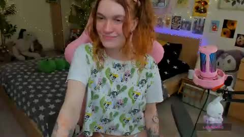 Snapshot of elly_milas chatting on 11, 7, 2026 Elly Fansly online show from 11, 7, 2026