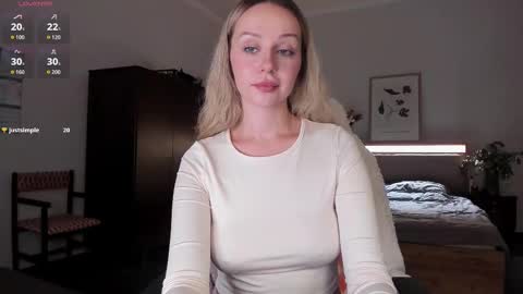 Snapshot of em_emilie chatting on 2, 10, 2025 Emilie online show from 2, 10, 2025