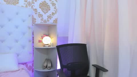 Ema Lambert  online show from 11, 2, 2026