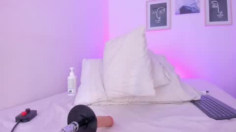 emelie_89 online show from 6, 3, 2025