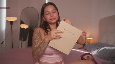 Snapshot of emely_dolce chatting on 8, 5, 2026 ana online show from 8, 5, 2026
