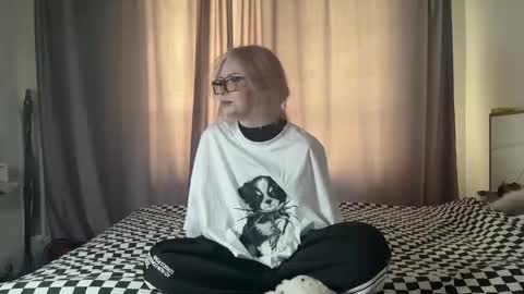 Snapshot of emelymclane chatting on 26, 5, 2026 Elisabeth online show from 26, 5, 2026