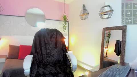 Snapshot of emeralda_co chatting on 23, 10, 2025 Esmeralda online show from 23, 10, 2025