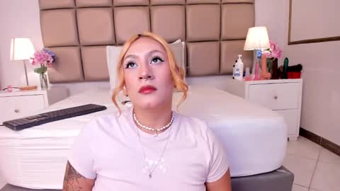 Snapshot of emiily_roberts1 chatting on 11, 1, 2025 EMILY ROBERTS online show from 11, 1, 2025