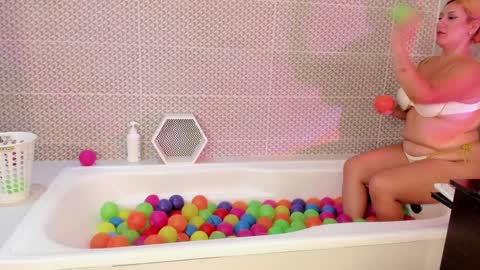 Snapshot of emiily_roberts1 chatting on 19, 1, 2025 EMILY ROBERTS online show from 19, 1, 2025