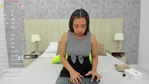 Emili Lenus online show from 5, 1, 2025