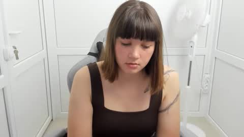 Snapshot of emilli_moon chatting on 27, 5, 2026 Emmi online show from 27, 5, 2026