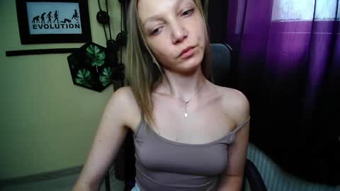 Snapshot of emilly_xkiss chatting on 11, 5, 2026 Emilly online show from 11, 5, 2026
