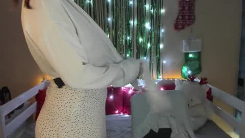 Snapshot of emily_gin chatting on 14, 12, 2024 EMILY online show from 14, 12, 2024