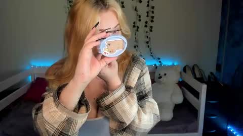 Snapshot of emily_gin chatting on 5, 10, 2025 EMILY online show from 5, 10, 2025