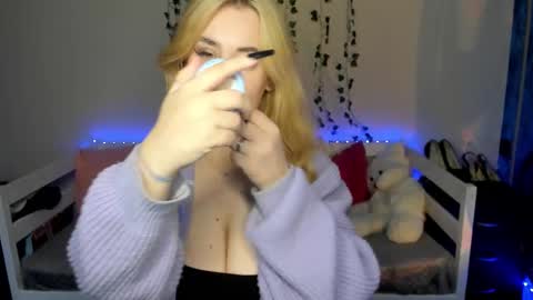 Snapshot of emily_gin chatting on 18, 10, 2025 EMILY online show from 18, 10, 2025