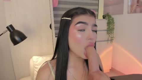 Snapshot of emily_kenner chatting on 22, 7, 2026 EmilyKenner Independent model online show from 22, 7, 2026