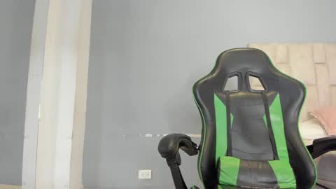 Emi  independent model  online show from 13, 12, 2024