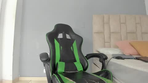 Emi  independent model  online show from 24, 12, 2024