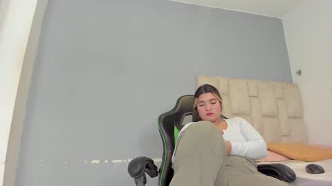 Emi  independent model  online show from 15, 1, 2025