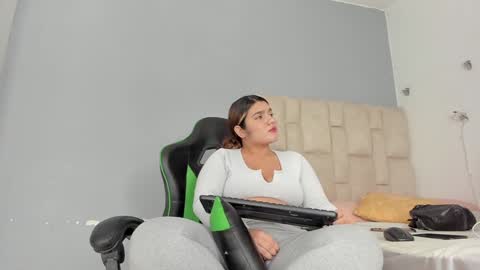 Emi  independent model  online show from 18, 1, 2025