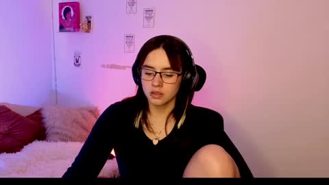 Snapshot of emily_lindey_ chatting on 7, 5, 2026 Emily Lindey online show from 7, 5, 2026