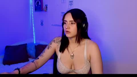 Snapshot of emily_lindey_ chatting on 8, 5, 2026 Emily Lindey online show from 8, 5, 2026