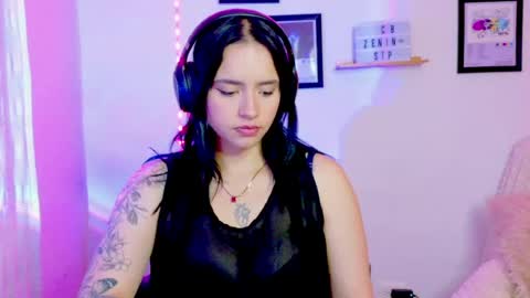 Snapshot of emily_lindey_ chatting on 7, 6, 2026 Emily Lindey online show from 7, 6, 2026