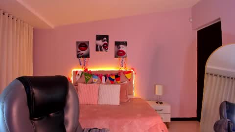Snapshot of emily_warren__ chatting on 11, 7, 2026 emily_warren__ online show from 11, 7, 2026