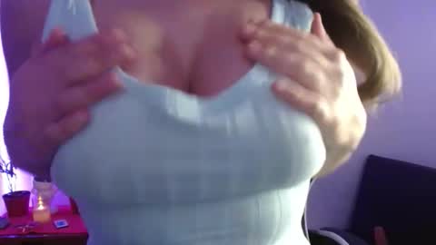 Snapshot of emilybluntt_ chatting on 14, 11, 2025 Emily online show from 14, 11, 2025