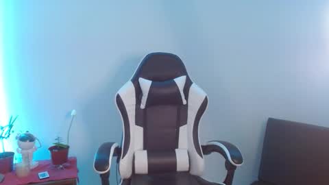 Snapshot of emilybluntt_ chatting on 19, 11, 2025 Emily online show from 19, 11, 2025