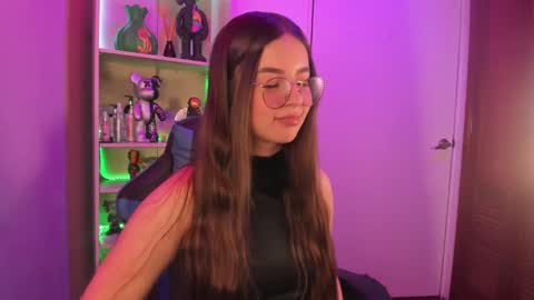 Snapshot of emilykarterr chatting on 10, 12, 2024 VALEEEN online show from 10, 12, 2024