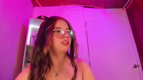 Snapshot of emilykarterr chatting on 5, 1, 2025 VALEEEN online show from 5, 1, 2025