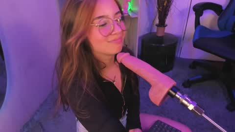 Snapshot of emilykarterr chatting on 28, 2, 2025 VALEEEN online show from 28, 2, 2025