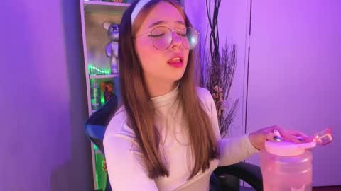 Snapshot of emilykarterr chatting on 6, 3, 2025 VALEEEN online show from 6, 3, 2025