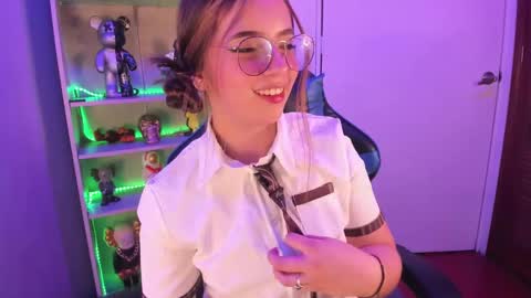 Snapshot of emilykarterr chatting on 8, 3, 2025 VALEEEN online show from 8, 3, 2025