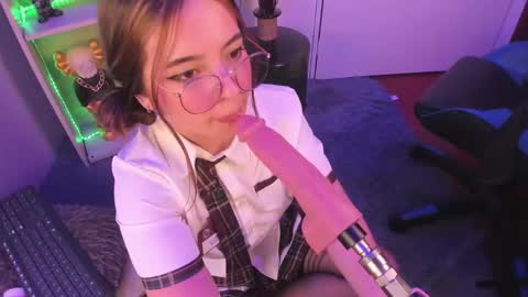 Snapshot of emilykarterr chatting on 8, 3, 2025 VALEEEN online show from 8, 3, 2025