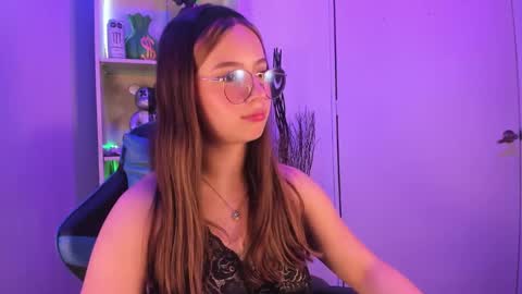 Snapshot of emilykarterr chatting on 11, 3, 2025 VALEEEN online show from 11, 3, 2025