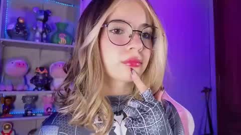 Snapshot of emilykarterr chatting on 9, 9, 2025 VALEEEN online show from 9, 9, 2025