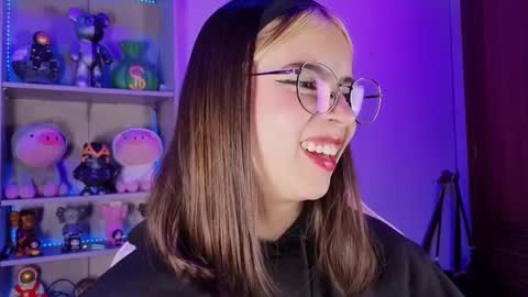 Snapshot of emilykarterr chatting on 17, 9, 2025 VALEEEN online show from 17, 9, 2025