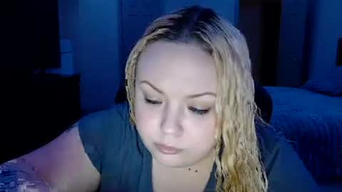 Snapshot of emilysgotissues chatting on 2, 11, 2025 Emily Bankz online show from 2, 11, 2025