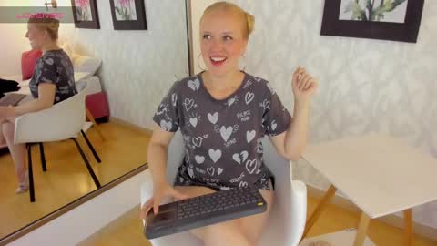 Snapshot of emilysumer chatting on 27, 1, 2025 Summer 3 online show from 27, 1, 2025