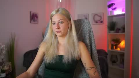 Snapshot of emilyswannn chatting on 13, 7, 2026 emilyswannn online show from 13, 7, 2026