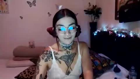 Snapshot of emilywhitee_ chatting on 12, 12, 2024 Valentina independent model online show from 12, 12, 2024